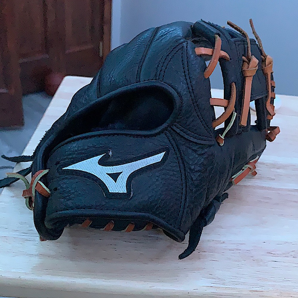 Used mizuno baseball glove with a nice pocket